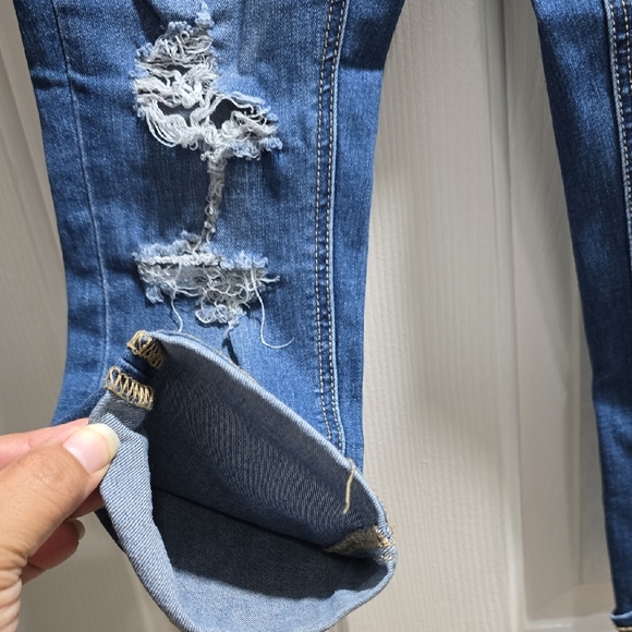 Distressed Cropped Jeans - Picture 3 of 16